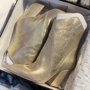 Never worn, brand new. Ordered wrong size and seller wouldn’t accept return.